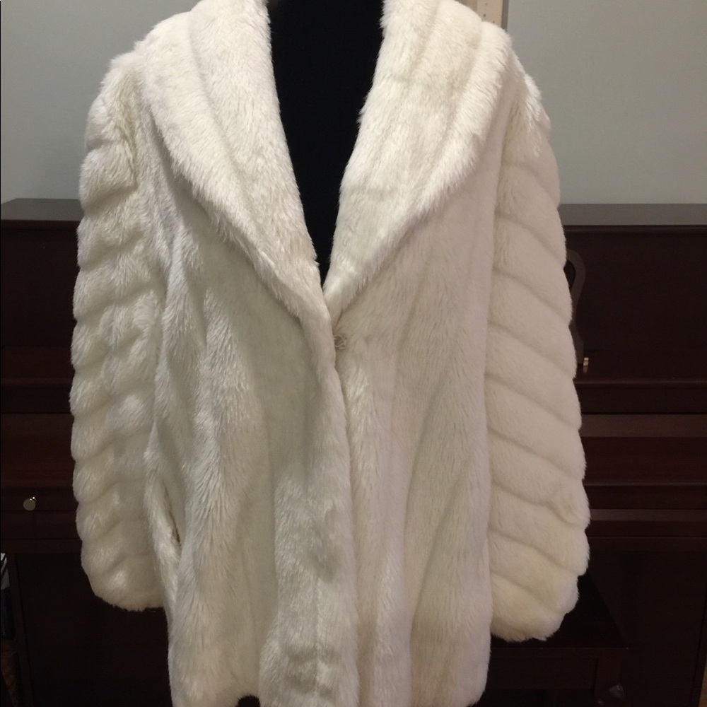 EUC Vintage White Faux Fur Jacket - Picture 1 of 6
